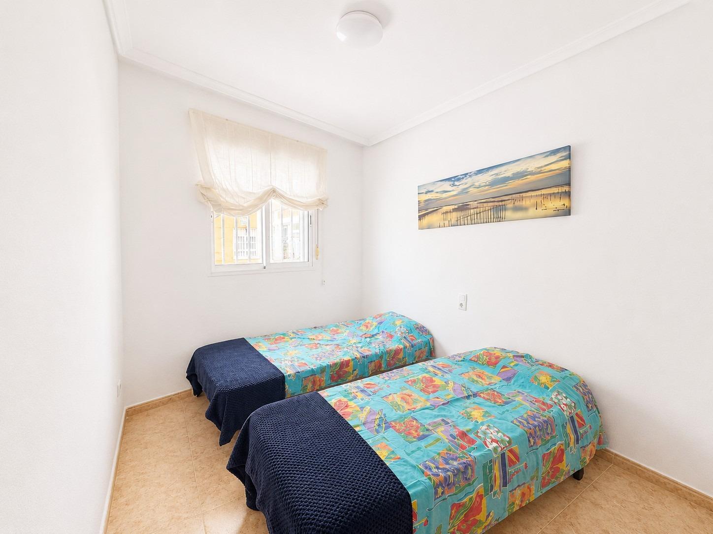 PŘÍZEMNÍ APARTMÁN SE 2 LOŽNICEMI A VLASTNÍM VSTUPEM – 500 M OD PLAYA DEL CURA, TORREVIEJA