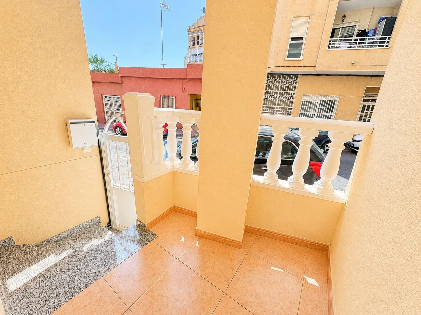 PŘÍZEMNÍ APARTMÁN SE 2 LOŽNICEMI A VLASTNÍM VSTUPEM – 500 M OD PLAYA DEL CURA, TORREVIEJA