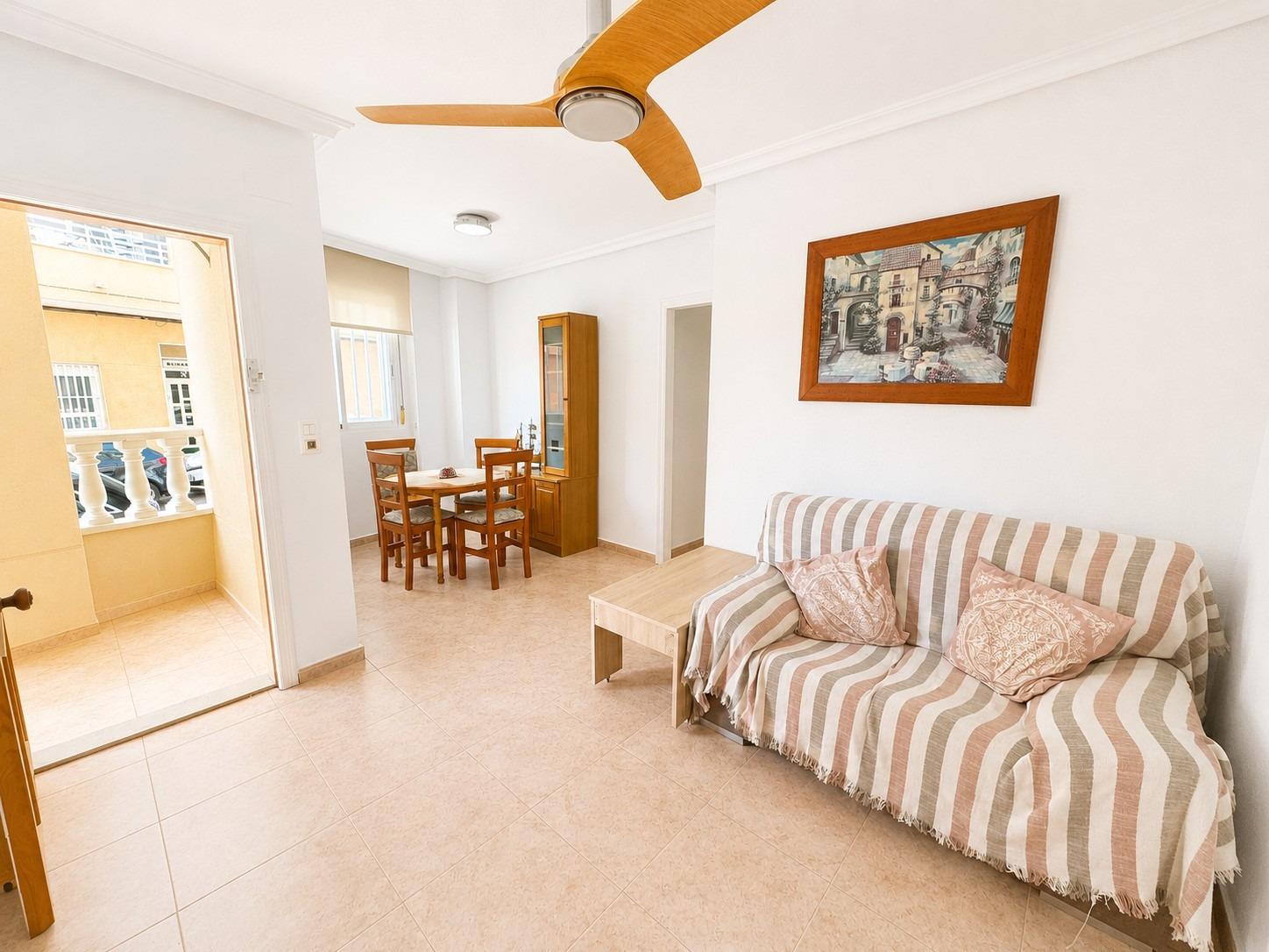 PŘÍZEMNÍ APARTMÁN SE 2 LOŽNICEMI A VLASTNÍM VSTUPEM – 500 M OD PLAYA DEL CURA, TORREVIEJA