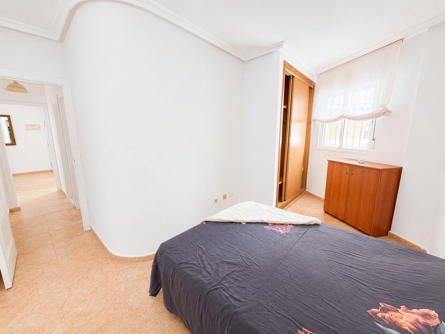 PŘÍZEMNÍ APARTMÁN SE 2 LOŽNICEMI A VLASTNÍM VSTUPEM – 500 M OD PLAYA DEL CURA, TORREVIEJA