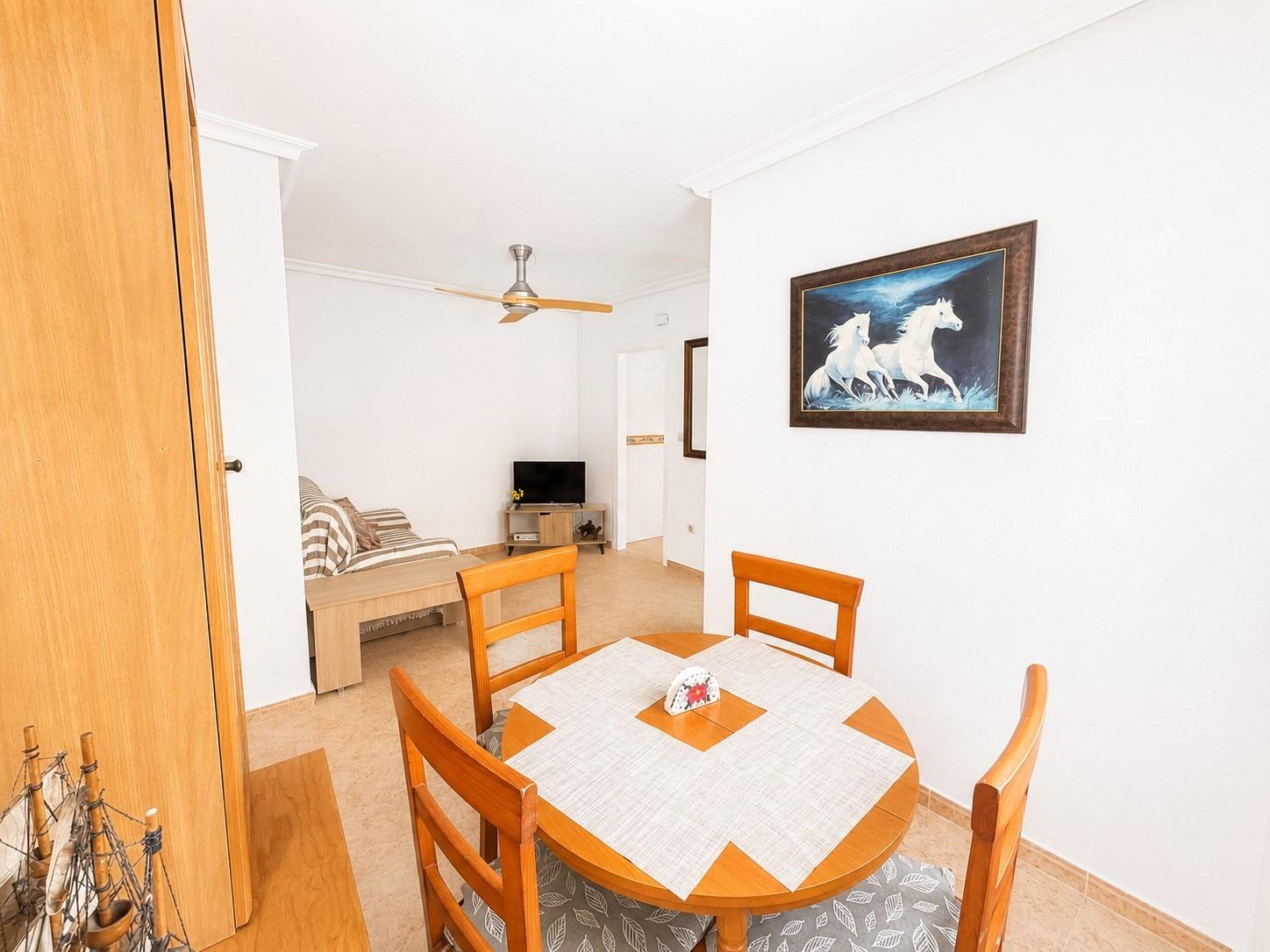 PŘÍZEMNÍ APARTMÁN SE 2 LOŽNICEMI A VLASTNÍM VSTUPEM – 500 M OD PLAYA DEL CURA, TORREVIEJA