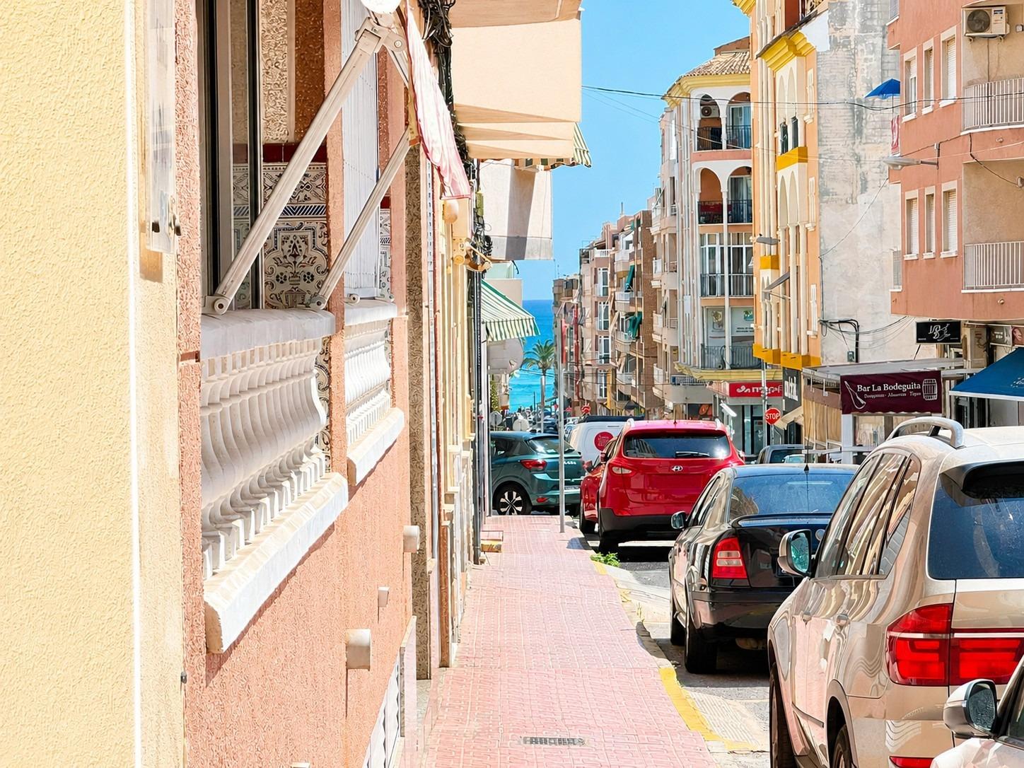 PŘÍZEMNÍ APARTMÁN SE 2 LOŽNICEMI A VLASTNÍM VSTUPEM – 500 M OD PLAYA DEL CURA, TORREVIEJA