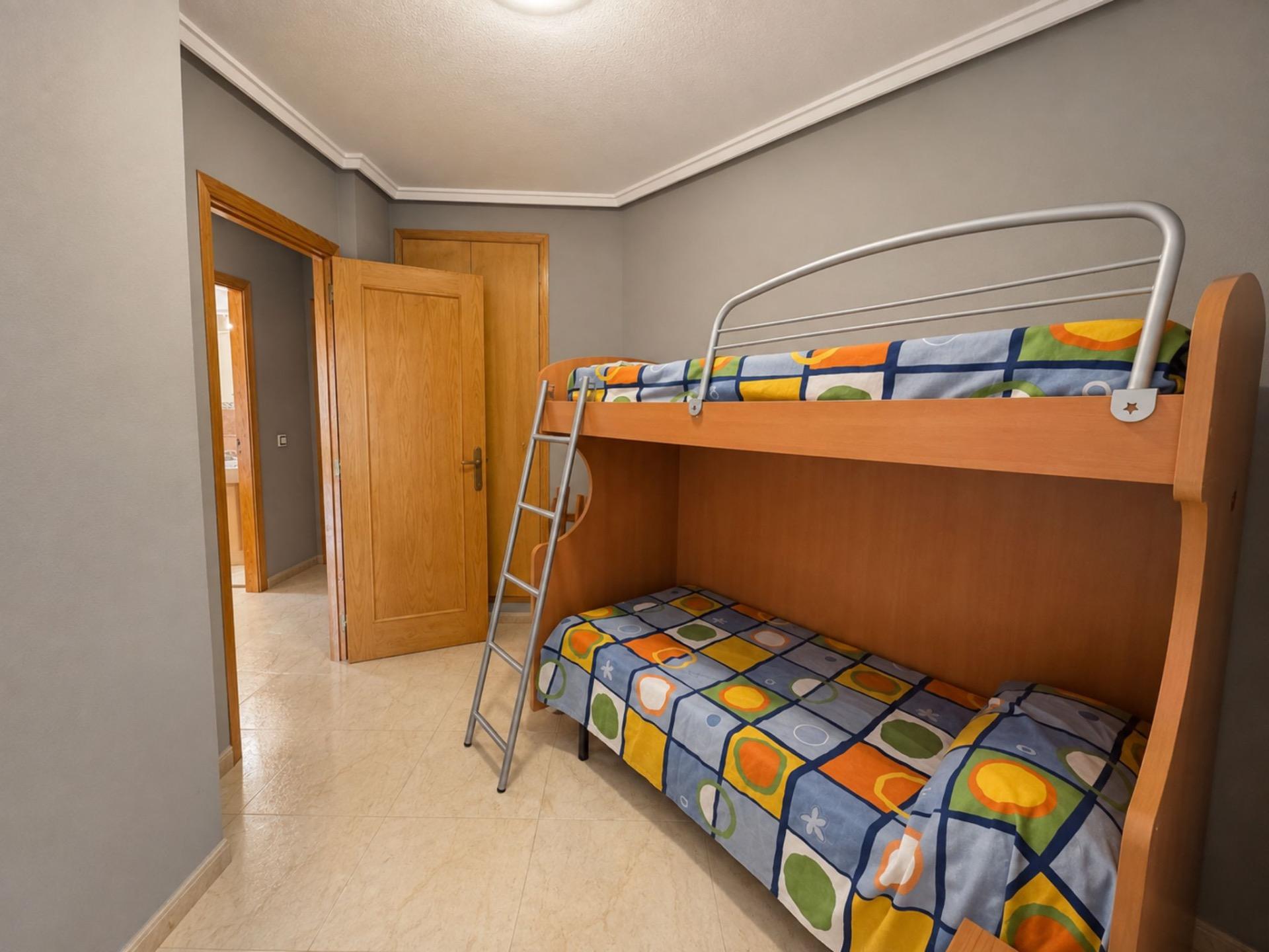 APARTMÁN SE 2 LOŽNICEMI A KOMUNITNÍM BAZÉNEM – CENTRUM TORREVIEJA