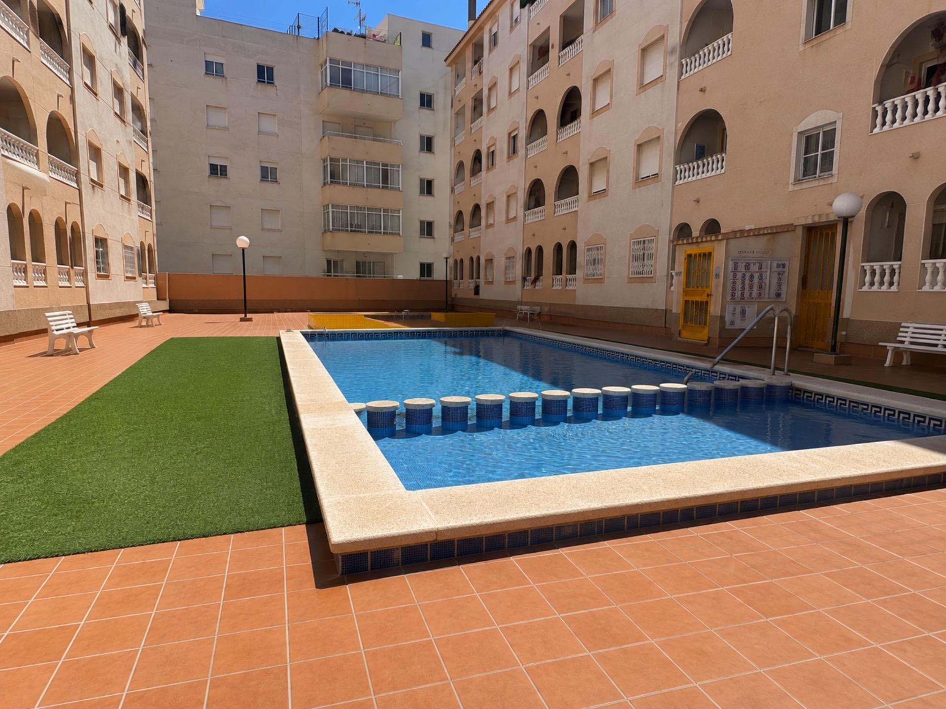 APARTMÁN SE 2 LOŽNICEMI A KOMUNITNÍM BAZÉNEM – CENTRUM TORREVIEJA