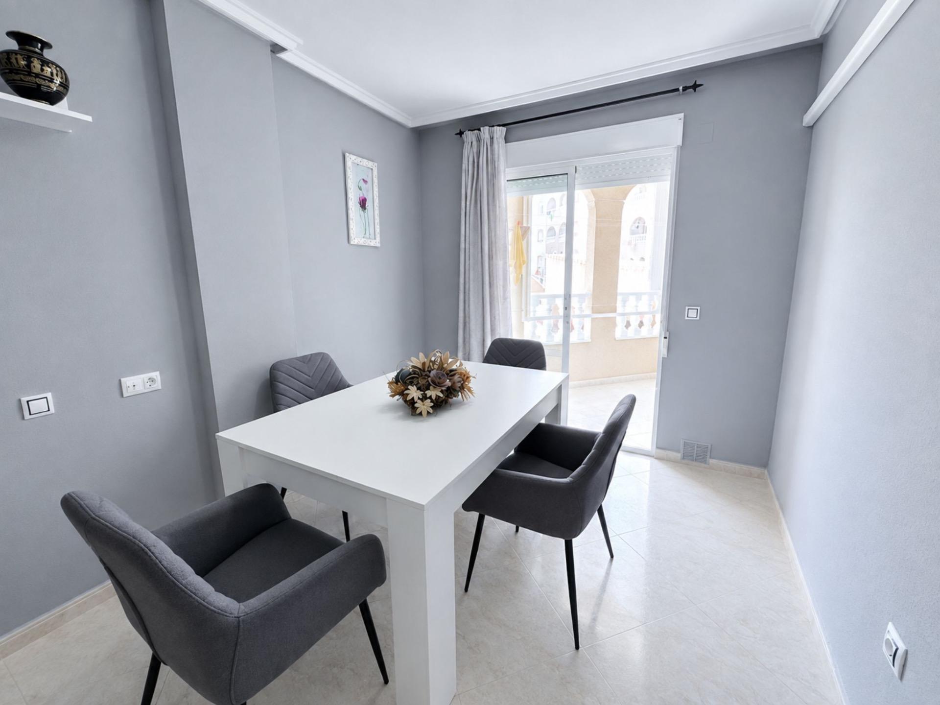 APARTMÁN SE 2 LOŽNICEMI A KOMUNITNÍM BAZÉNEM – CENTRUM TORREVIEJA