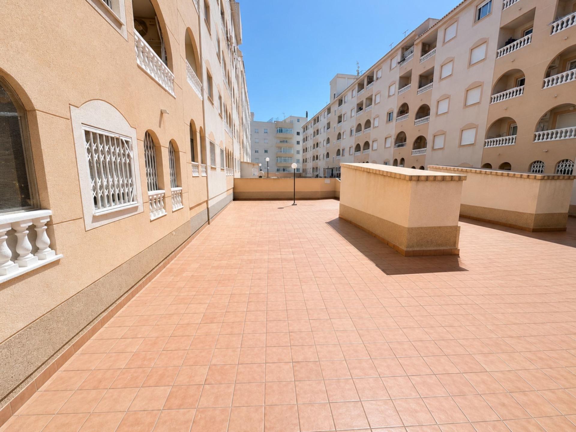 APARTMÁN SE 2 LOŽNICEMI A KOMUNITNÍM BAZÉNEM – CENTRUM TORREVIEJA