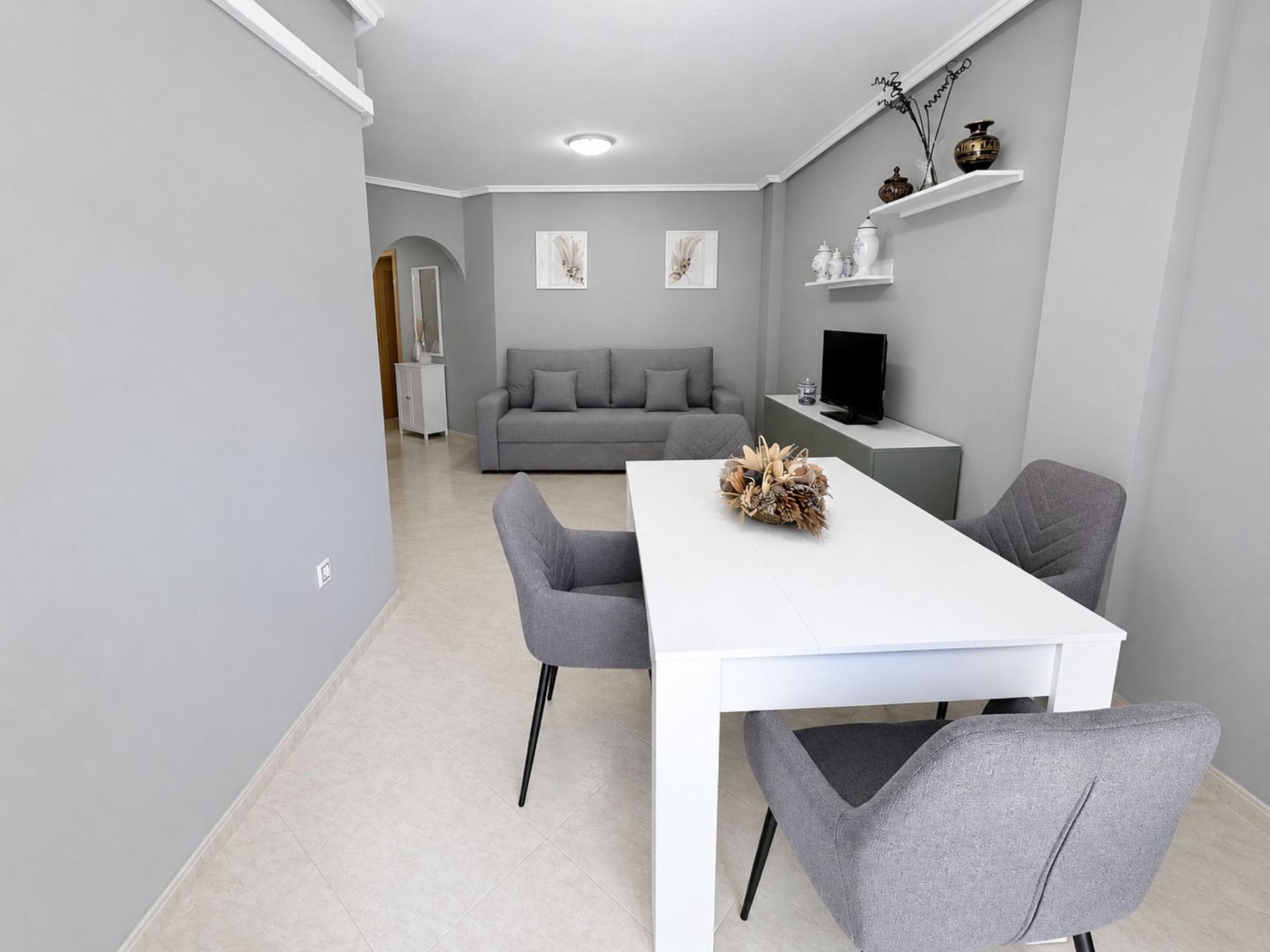 APARTMÁN SE 2 LOŽNICEMI A KOMUNITNÍM BAZÉNEM – CENTRUM TORREVIEJA