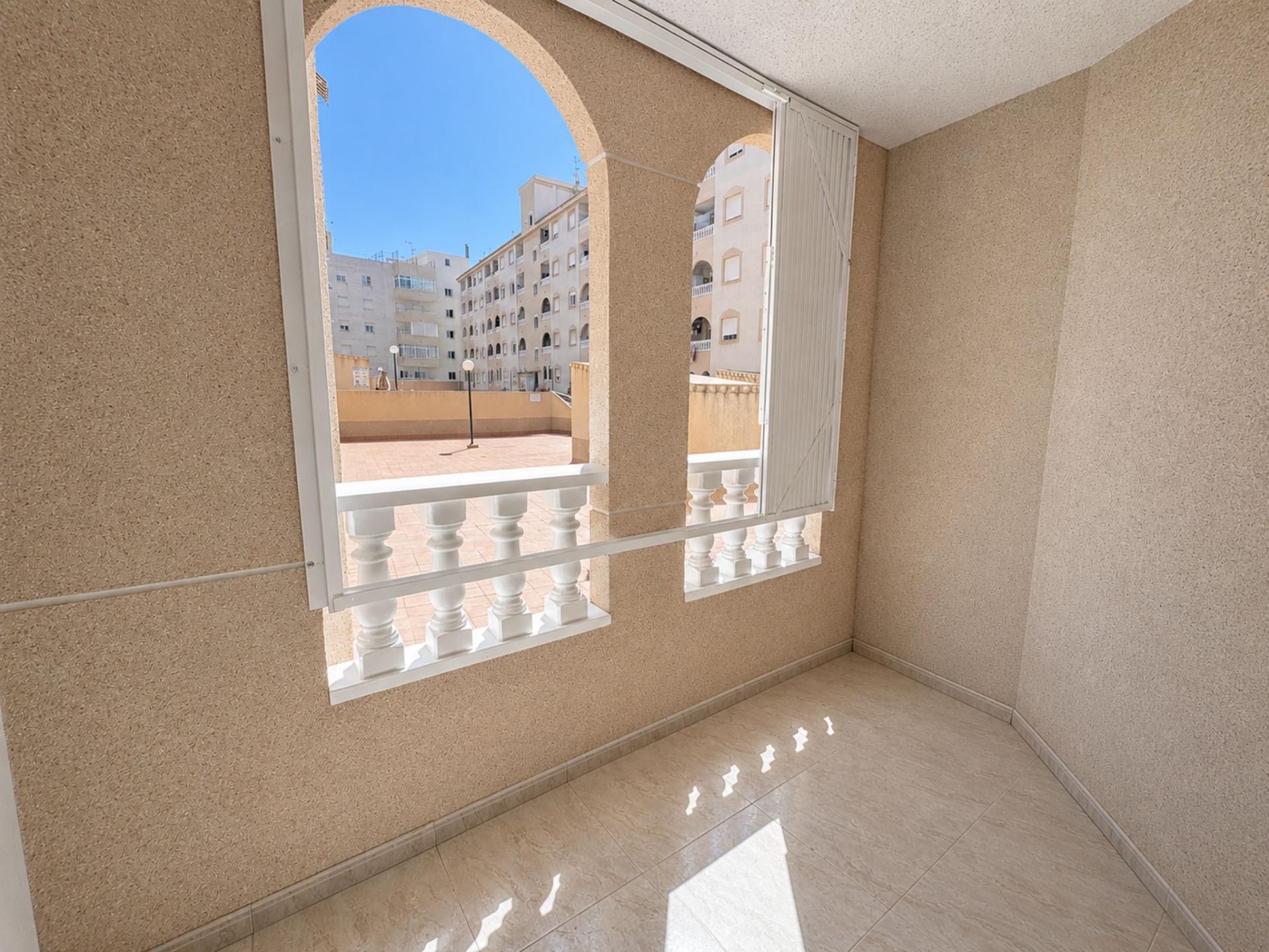 APARTMÁN SE 2 LOŽNICEMI A KOMUNITNÍM BAZÉNEM – CENTRUM TORREVIEJA
