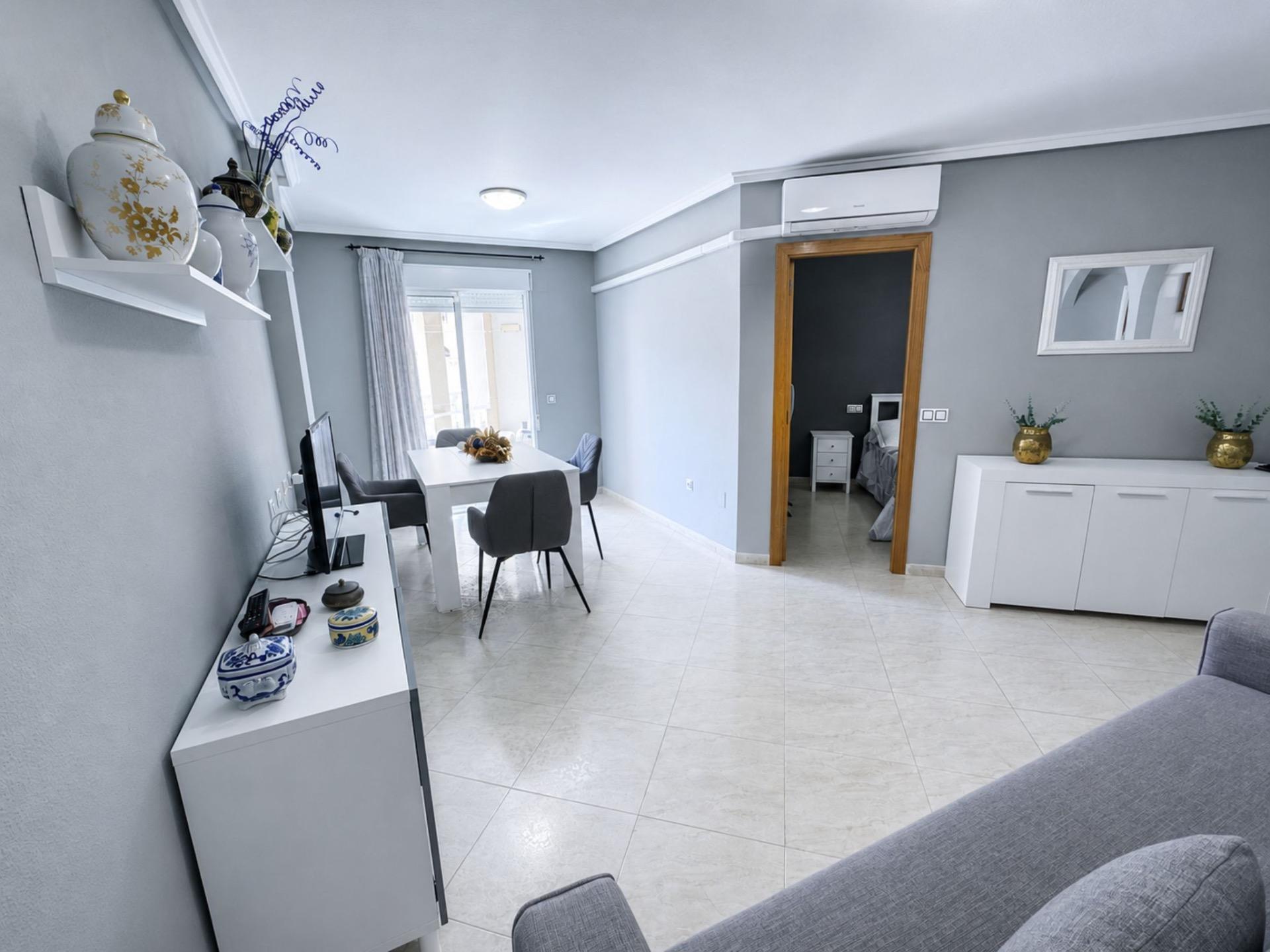 APARTMÁN SE 2 LOŽNICEMI A KOMUNITNÍM BAZÉNEM – CENTRUM TORREVIEJA