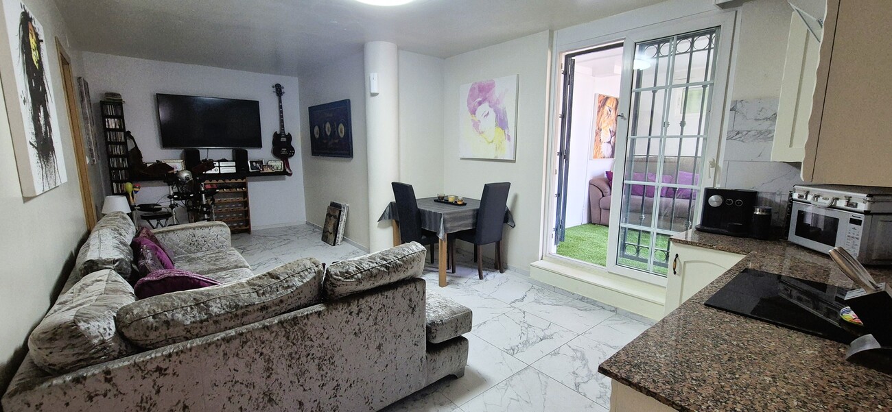 SAMOSTATNÁ VILA SE 4 LOŽNICEMI, 2 OBYTNÝMI ČÁSTMI A SOUKROMÝM BAZÉNEM – VILLAMARTÍN, ORIHUELA COSTA