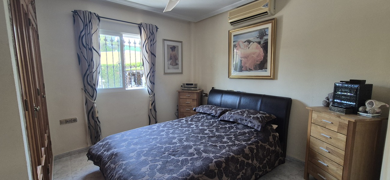 SAMOSTATNÁ VILA SE 4 LOŽNICEMI, 2 OBYTNÝMI ČÁSTMI A SOUKROMÝM BAZÉNEM – VILLAMARTÍN, ORIHUELA COSTA