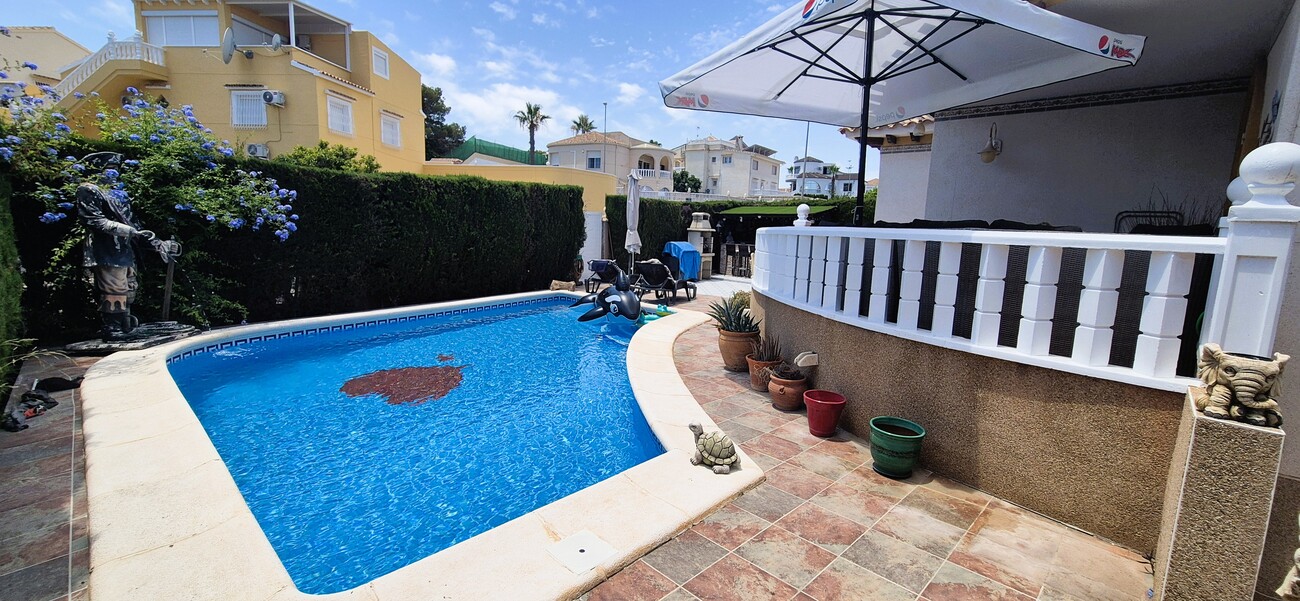 SAMOSTATNÁ VILA SE 4 LOŽNICEMI, 2 OBYTNÝMI ČÁSTMI A SOUKROMÝM BAZÉNEM – VILLAMARTÍN, ORIHUELA COSTA