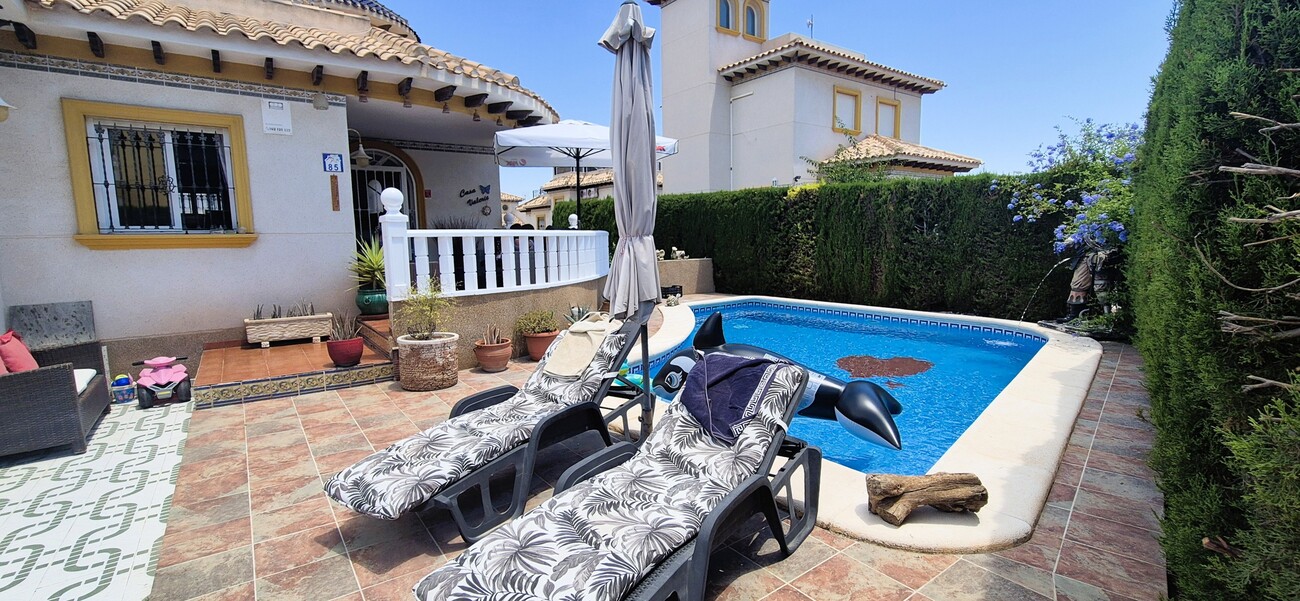 SAMOSTATNÁ VILA SE 4 LOŽNICEMI, 2 OBYTNÝMI ČÁSTMI A SOUKROMÝM BAZÉNEM – VILLAMARTÍN, ORIHUELA COSTA