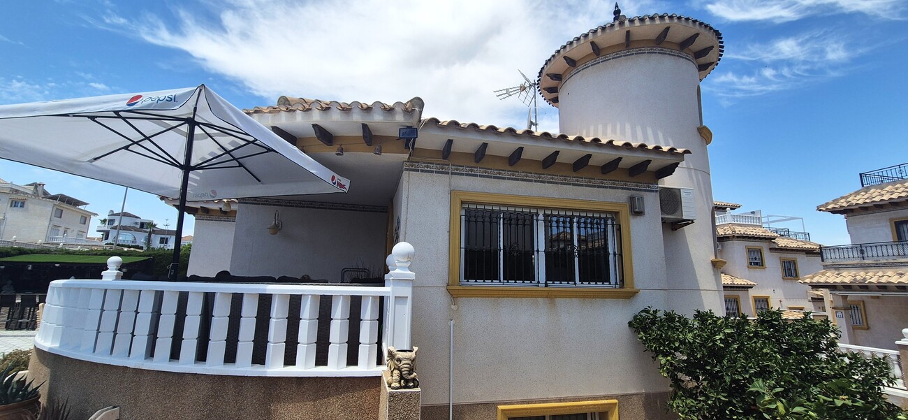 SAMOSTATNÁ VILA SE 4 LOŽNICEMI, 2 OBYTNÝMI ČÁSTMI A SOUKROMÝM BAZÉNEM – VILLAMARTÍN, ORIHUELA COSTA