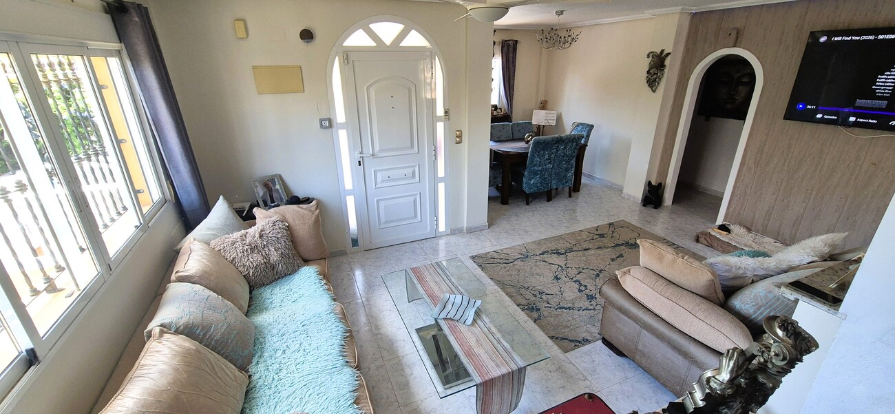SAMOSTATNÁ VILA SE 4 LOŽNICEMI, 2 OBYTNÝMI ČÁSTMI A SOUKROMÝM BAZÉNEM – VILLAMARTÍN, ORIHUELA COSTA