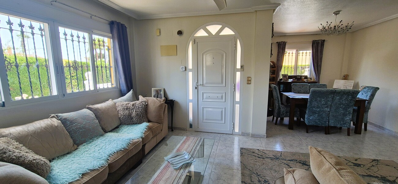 SAMOSTATNÁ VILA SE 4 LOŽNICEMI, 2 OBYTNÝMI ČÁSTMI A SOUKROMÝM BAZÉNEM – VILLAMARTÍN, ORIHUELA COSTA