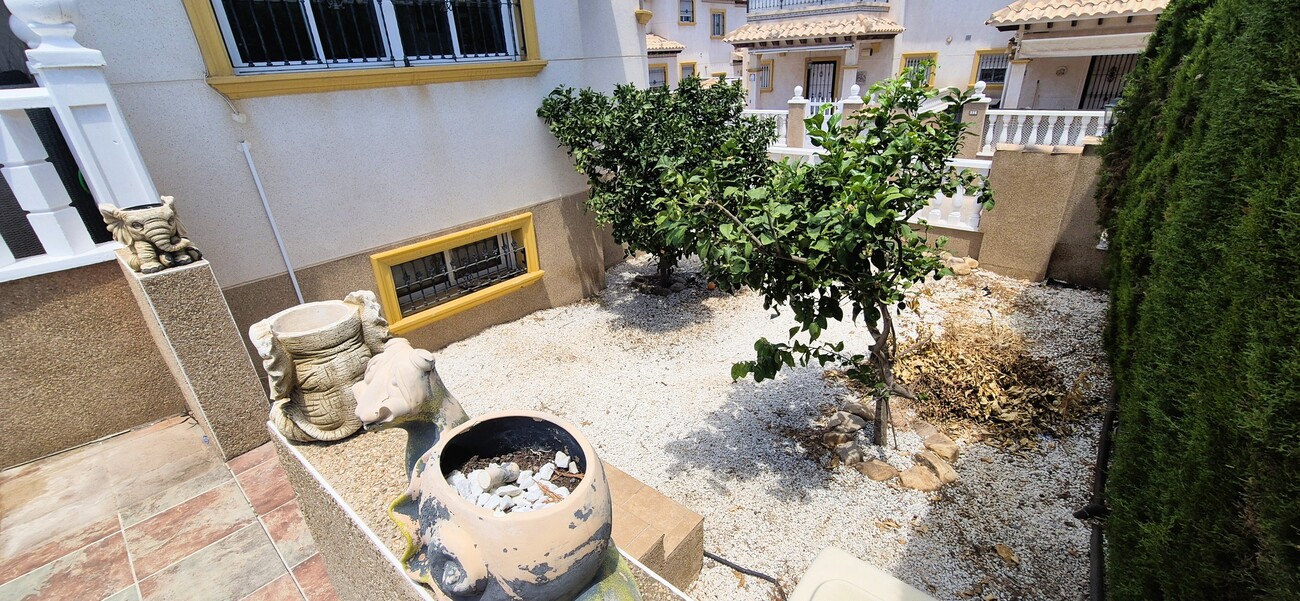 SAMOSTATNÁ VILA SE 4 LOŽNICEMI, 2 OBYTNÝMI ČÁSTMI A SOUKROMÝM BAZÉNEM – VILLAMARTÍN, ORIHUELA COSTA