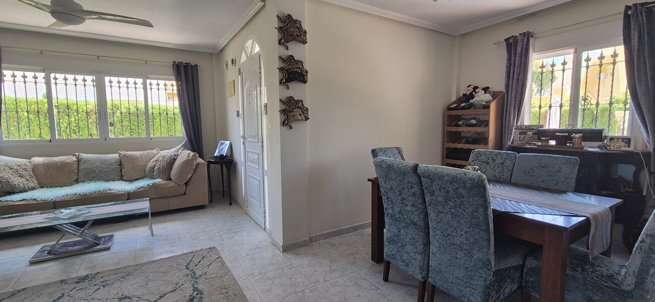 SAMOSTATNÁ VILA SE 4 LOŽNICEMI, 2 OBYTNÝMI ČÁSTMI A SOUKROMÝM BAZÉNEM – VILLAMARTÍN, ORIHUELA COSTA