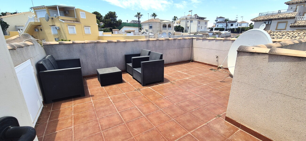 SAMOSTATNÁ VILA SE 4 LOŽNICEMI, 2 OBYTNÝMI ČÁSTMI A SOUKROMÝM BAZÉNEM – VILLAMARTÍN, ORIHUELA COSTA
