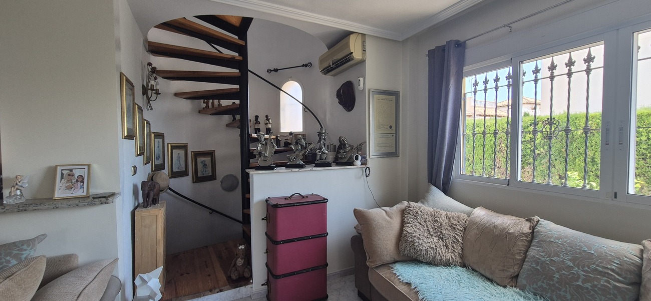 SAMOSTATNÁ VILA SE 4 LOŽNICEMI, 2 OBYTNÝMI ČÁSTMI A SOUKROMÝM BAZÉNEM – VILLAMARTÍN, ORIHUELA COSTA