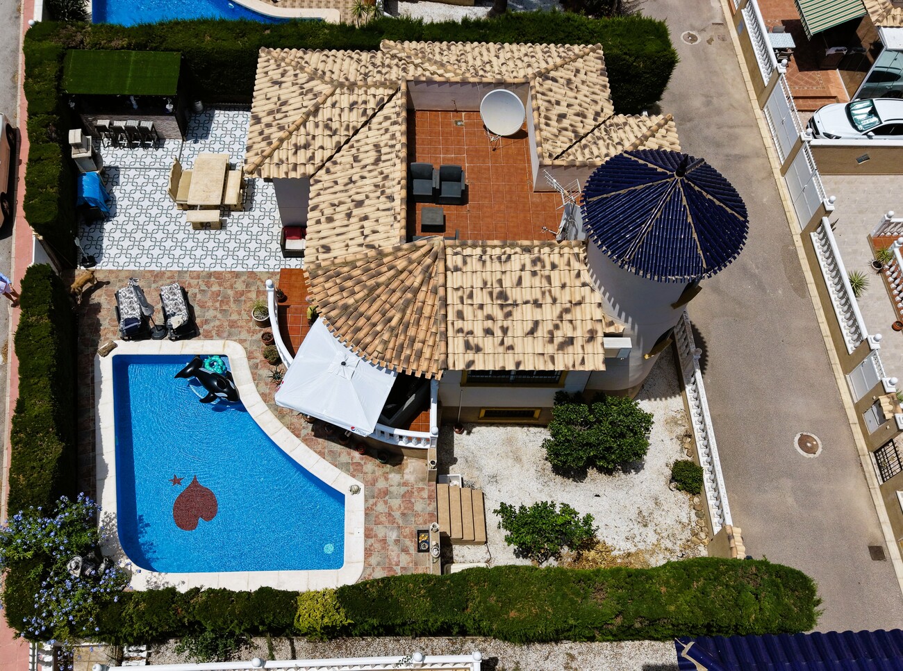 SAMOSTATNÁ VILA SE 4 LOŽNICEMI, 2 OBYTNÝMI ČÁSTMI A SOUKROMÝM BAZÉNEM – VILLAMARTÍN, ORIHUELA COSTA
