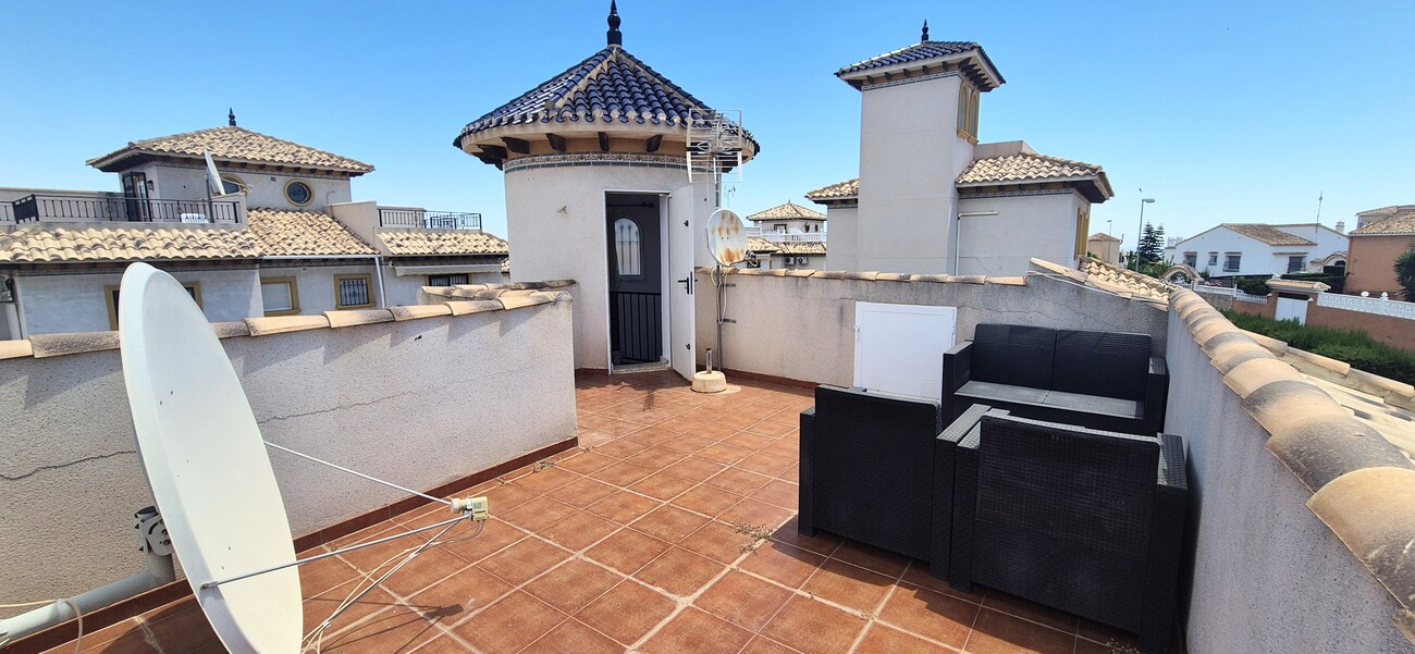 SAMOSTATNÁ VILA SE 4 LOŽNICEMI, 2 OBYTNÝMI ČÁSTMI A SOUKROMÝM BAZÉNEM – VILLAMARTÍN, ORIHUELA COSTA