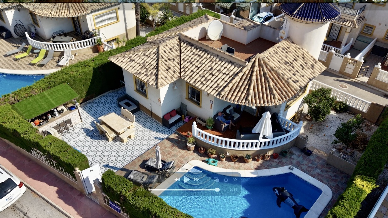 SAMOSTATNÁ VILA SE 4 LOŽNICEMI, 2 OBYTNÝMI ČÁSTMI A SOUKROMÝM BAZÉNEM – VILLAMARTÍN, ORIHUELA COSTA