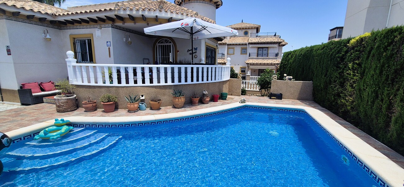 SAMOSTATNÁ VILA SE 4 LOŽNICEMI, 2 OBYTNÝMI ČÁSTMI A SOUKROMÝM BAZÉNEM – VILLAMARTÍN, ORIHUELA COSTA