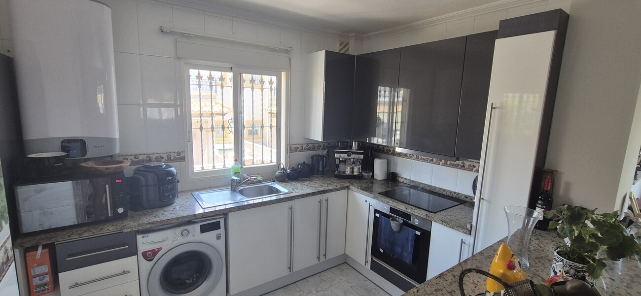 SAMOSTATNÁ VILA SE 4 LOŽNICEMI, 2 OBYTNÝMI ČÁSTMI A SOUKROMÝM BAZÉNEM – VILLAMARTÍN, ORIHUELA COSTA