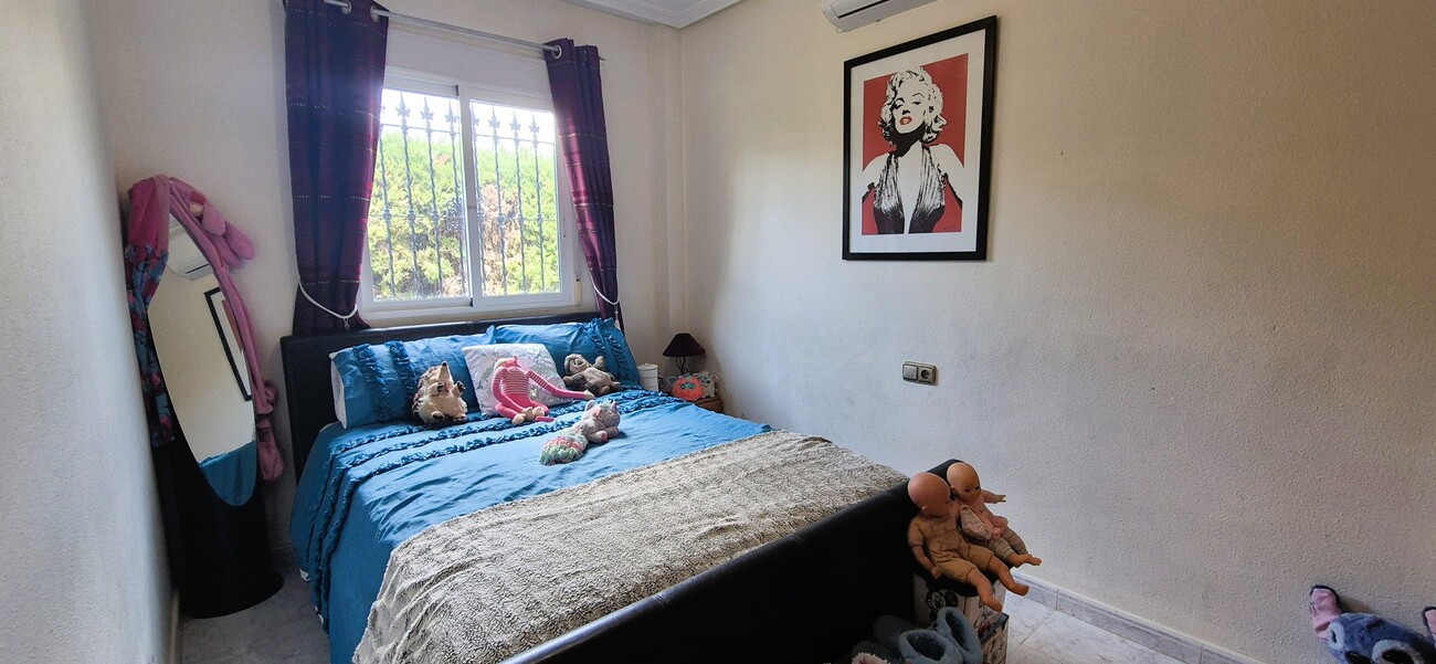 SAMOSTATNÁ VILA SE 4 LOŽNICEMI, 2 OBYTNÝMI ČÁSTMI A SOUKROMÝM BAZÉNEM – VILLAMARTÍN, ORIHUELA COSTA