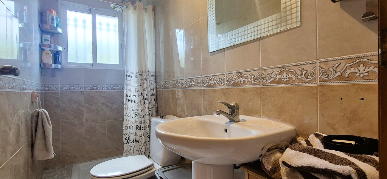 SAMOSTATNÁ VILA SE 4 LOŽNICEMI, 2 OBYTNÝMI ČÁSTMI A SOUKROMÝM BAZÉNEM – VILLAMARTÍN, ORIHUELA COSTA