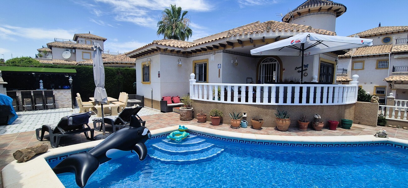 SAMOSTATNÁ VILA SE 4 LOŽNICEMI, 2 OBYTNÝMI ČÁSTMI A SOUKROMÝM BAZÉNEM – VILLAMARTÍN, ORIHUELA COSTA