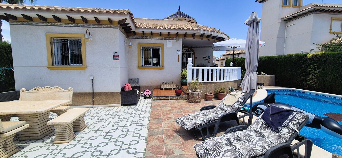 SAMOSTATNÁ VILA SE 4 LOŽNICEMI, 2 OBYTNÝMI ČÁSTMI A SOUKROMÝM BAZÉNEM – VILLAMARTÍN, ORIHUELA COSTA