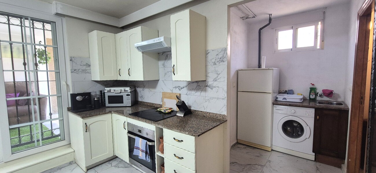 SAMOSTATNÁ VILA SE 4 LOŽNICEMI, 2 OBYTNÝMI ČÁSTMI A SOUKROMÝM BAZÉNEM – VILLAMARTÍN, ORIHUELA COSTA