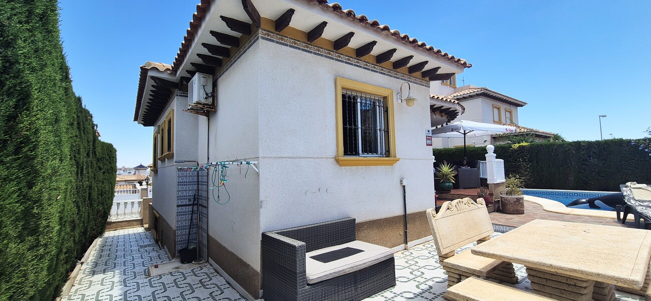 SAMOSTATNÁ VILA SE 4 LOŽNICEMI, 2 OBYTNÝMI ČÁSTMI A SOUKROMÝM BAZÉNEM – VILLAMARTÍN, ORIHUELA COSTA