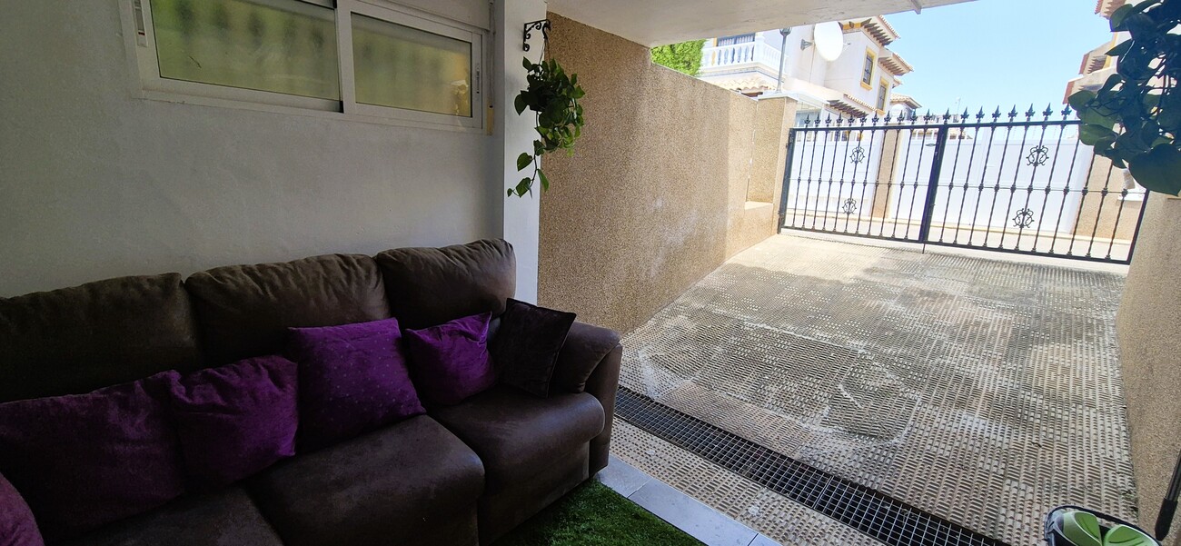 SAMOSTATNÁ VILA SE 4 LOŽNICEMI, 2 OBYTNÝMI ČÁSTMI A SOUKROMÝM BAZÉNEM – VILLAMARTÍN, ORIHUELA COSTA