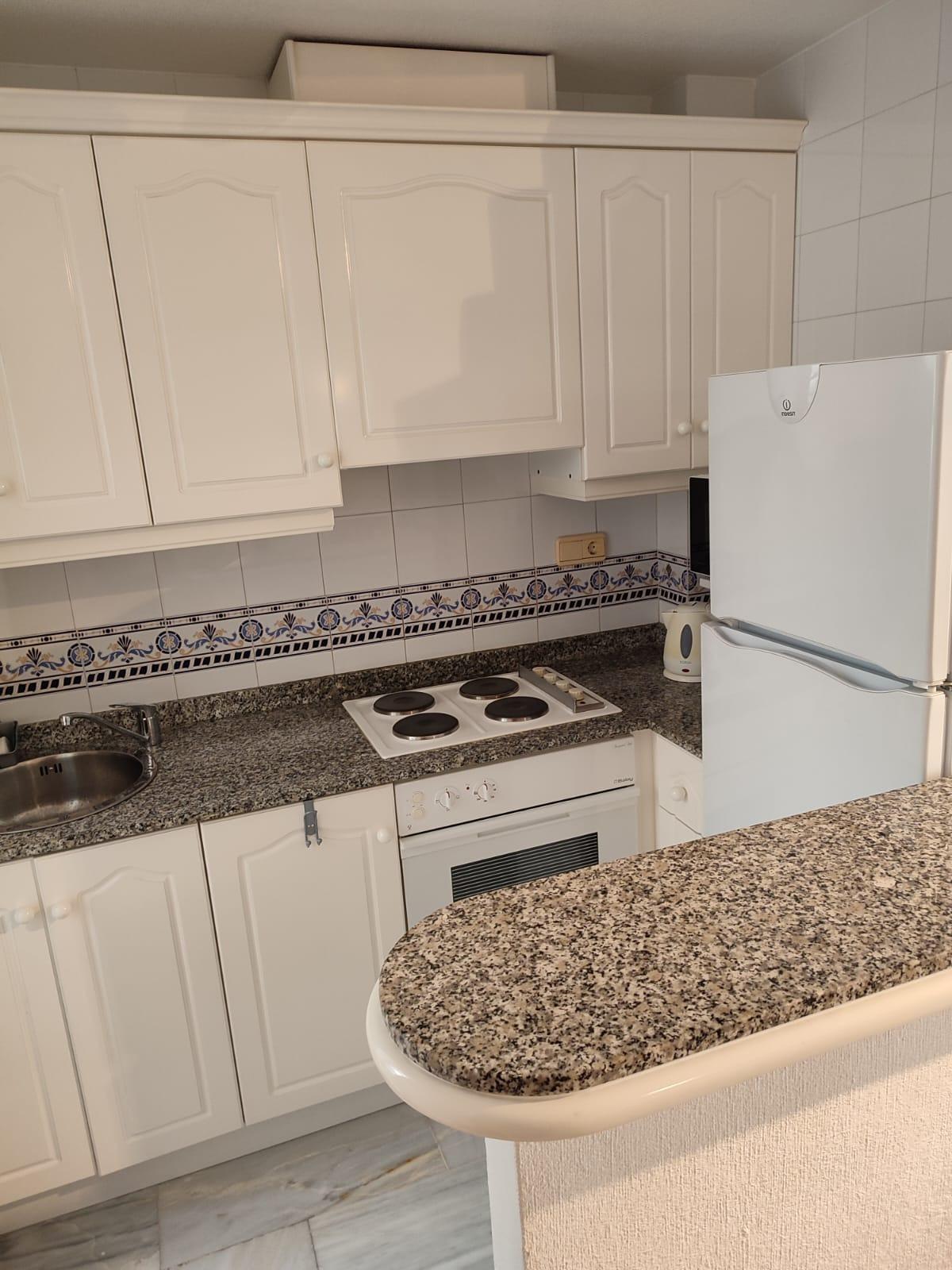 APARTMÁN SE 2 LOŽNICEMI A PARKOVÁNÍM – 100 M OD PLAYA DE LOS LOCOS, TORREVIEJA