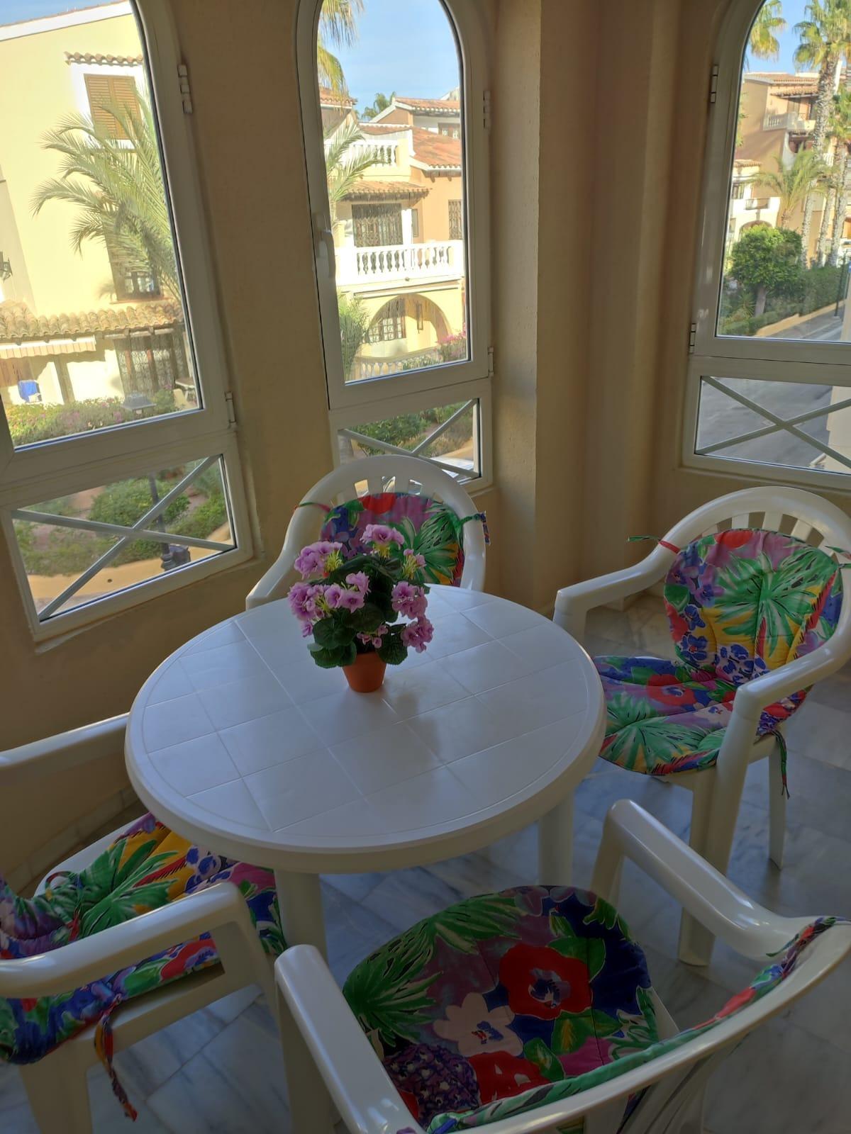 APARTMÁN SE 2 LOŽNICEMI A PARKOVÁNÍM – 100 M OD PLAYA DE LOS LOCOS, TORREVIEJA