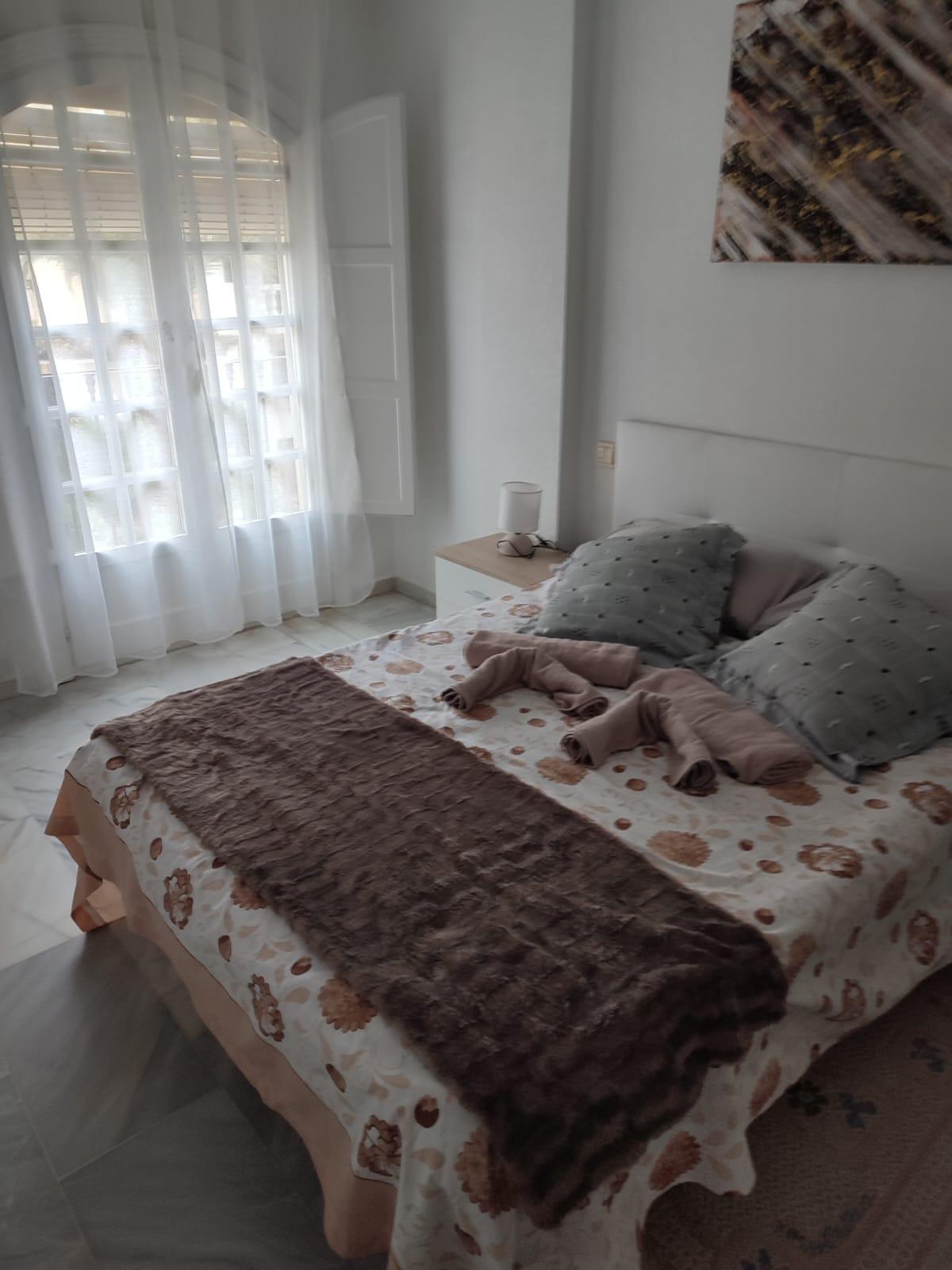 APARTMÁN SE 2 LOŽNICEMI A PARKOVÁNÍM – 100 M OD PLAYA DE LOS LOCOS, TORREVIEJA