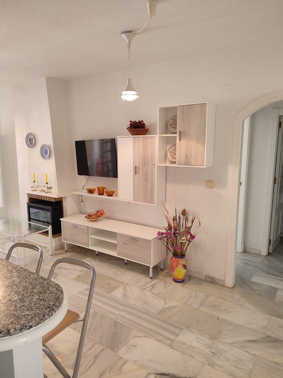 APARTMÁN SE 2 LOŽNICEMI A PARKOVÁNÍM – 100 M OD PLAYA DE LOS LOCOS, TORREVIEJA