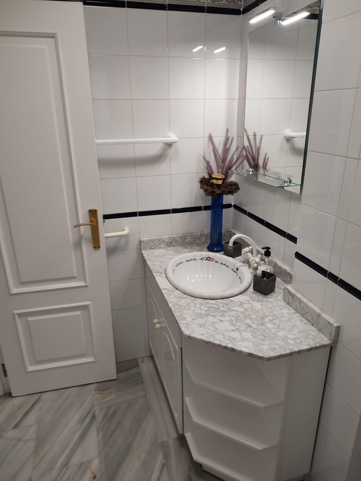 APARTMÁN SE 2 LOŽNICEMI A PARKOVÁNÍM – 100 M OD PLAYA DE LOS LOCOS, TORREVIEJA