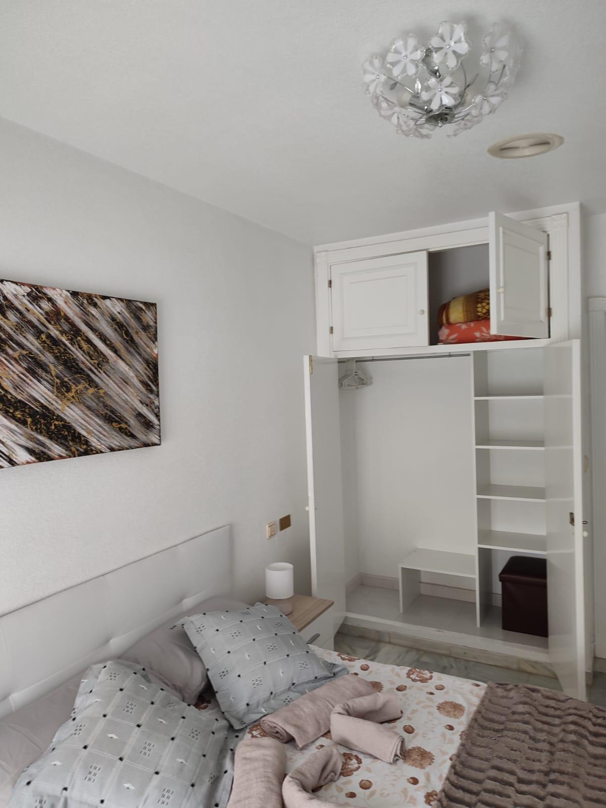 APARTMÁN SE 2 LOŽNICEMI A PARKOVÁNÍM – 100 M OD PLAYA DE LOS LOCOS, TORREVIEJA