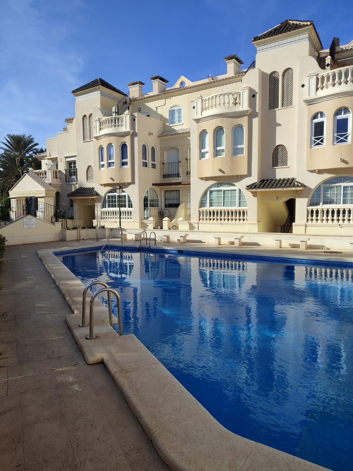 APARTMÁN SE 2 LOŽNICEMI A PARKOVÁNÍM – 100 M OD PLAYA DE LOS LOCOS, TORREVIEJA