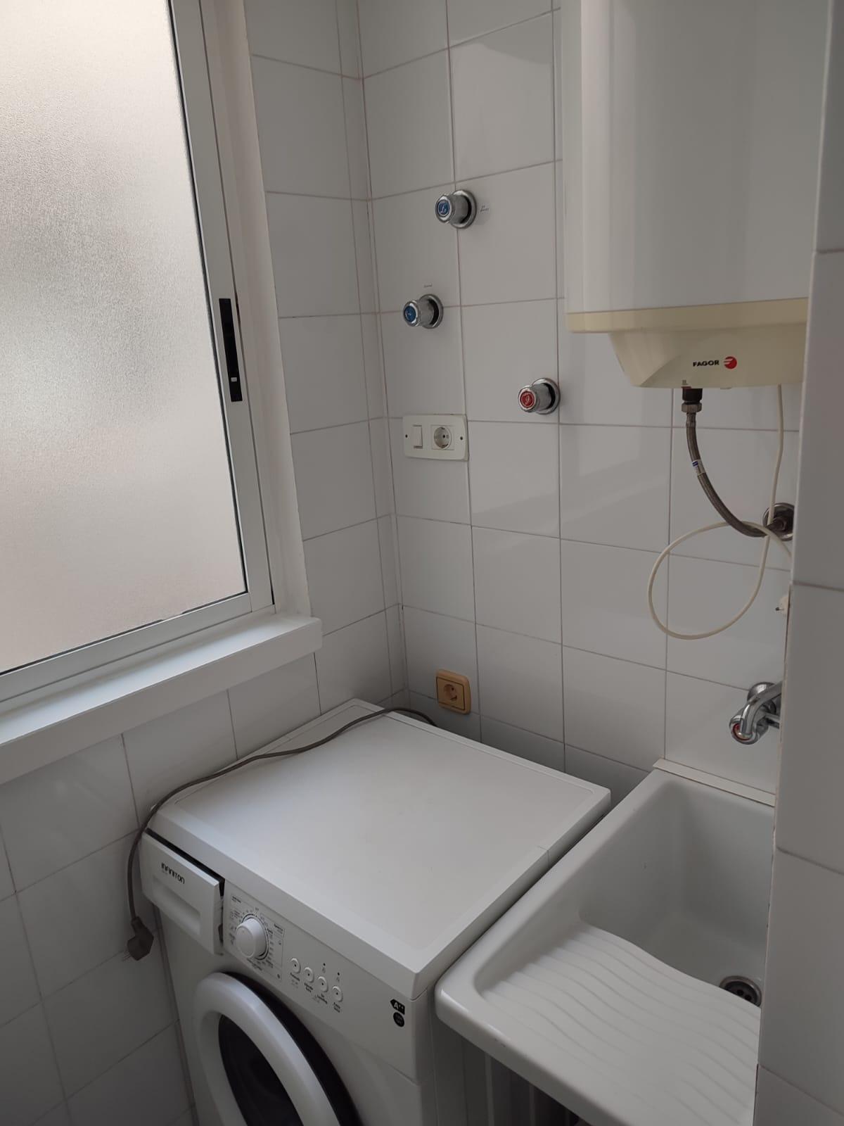 APARTMÁN SE 2 LOŽNICEMI A PARKOVÁNÍM – 100 M OD PLAYA DE LOS LOCOS, TORREVIEJA