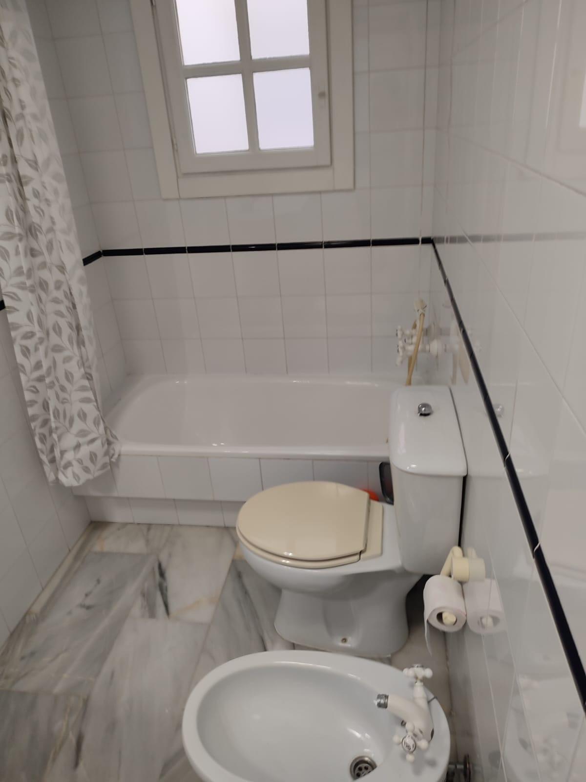 APARTMÁN SE 2 LOŽNICEMI A PARKOVÁNÍM – 100 M OD PLAYA DE LOS LOCOS, TORREVIEJA