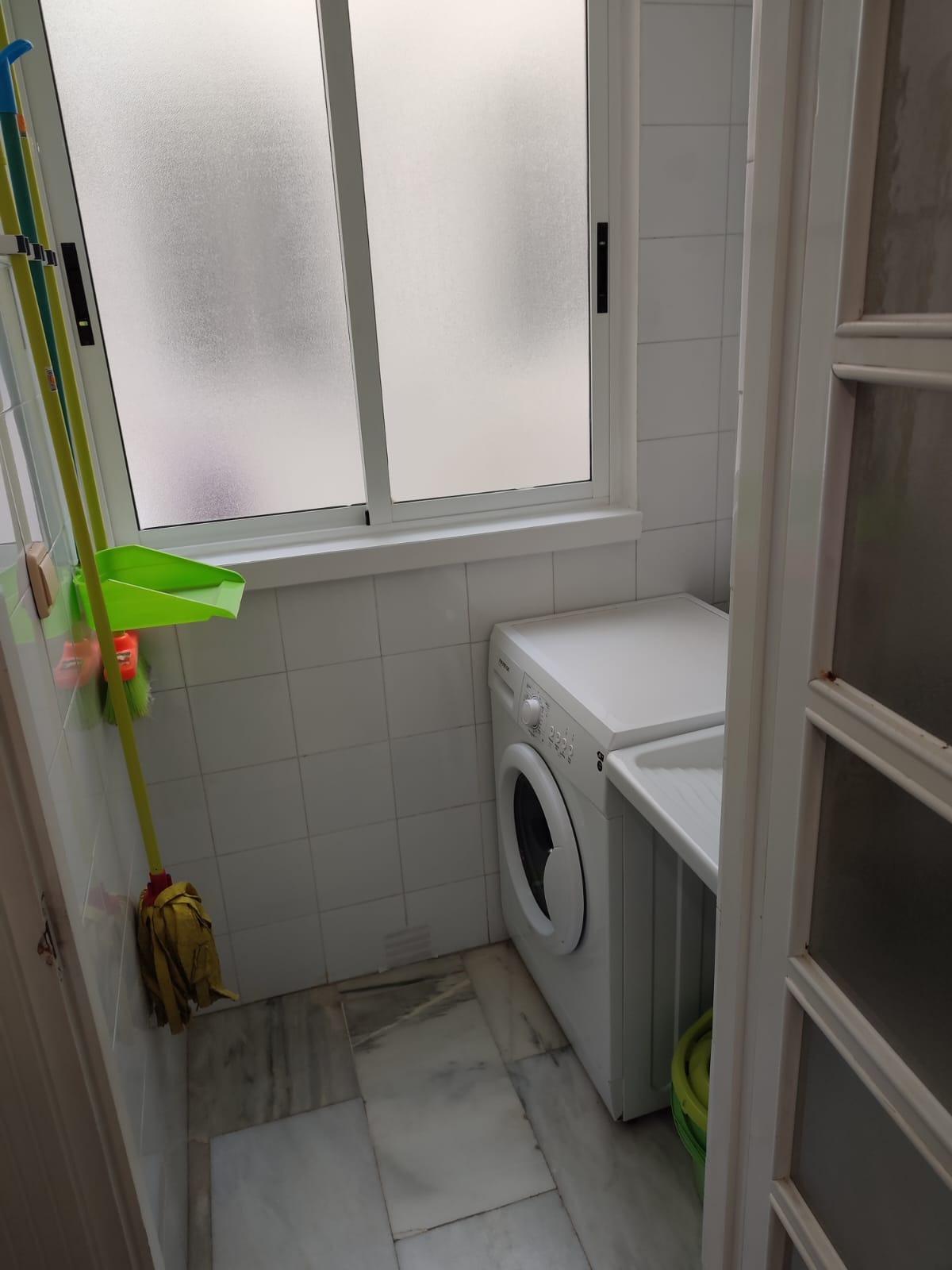 APARTMÁN SE 2 LOŽNICEMI A PARKOVÁNÍM – 100 M OD PLAYA DE LOS LOCOS, TORREVIEJA
