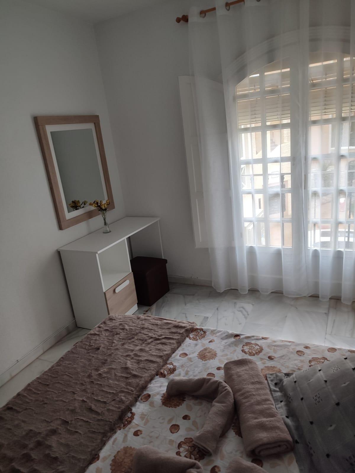 APARTMÁN SE 2 LOŽNICEMI A PARKOVÁNÍM – 100 M OD PLAYA DE LOS LOCOS, TORREVIEJA