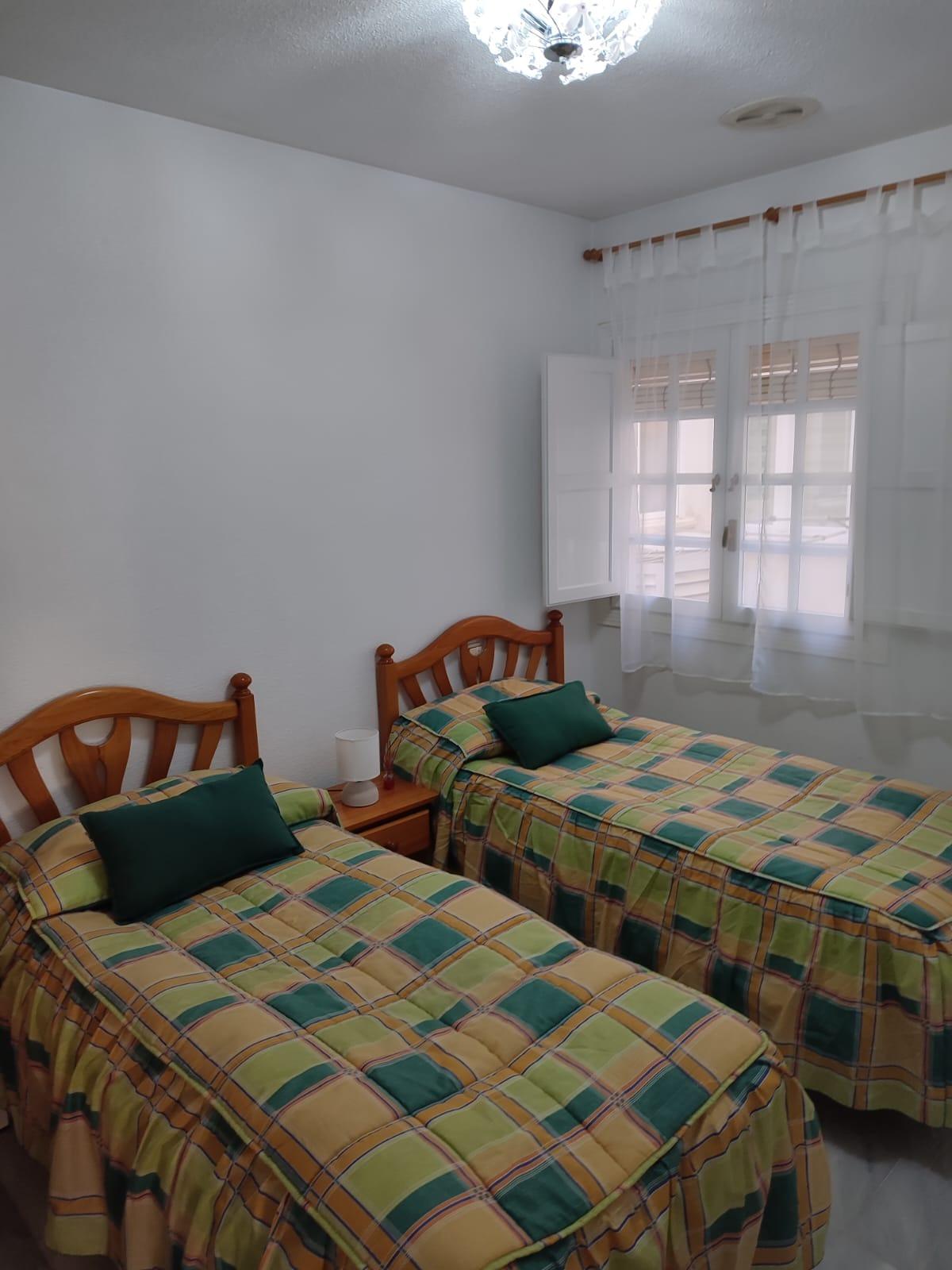 APARTMÁN SE 2 LOŽNICEMI A PARKOVÁNÍM – 100 M OD PLAYA DE LOS LOCOS, TORREVIEJA