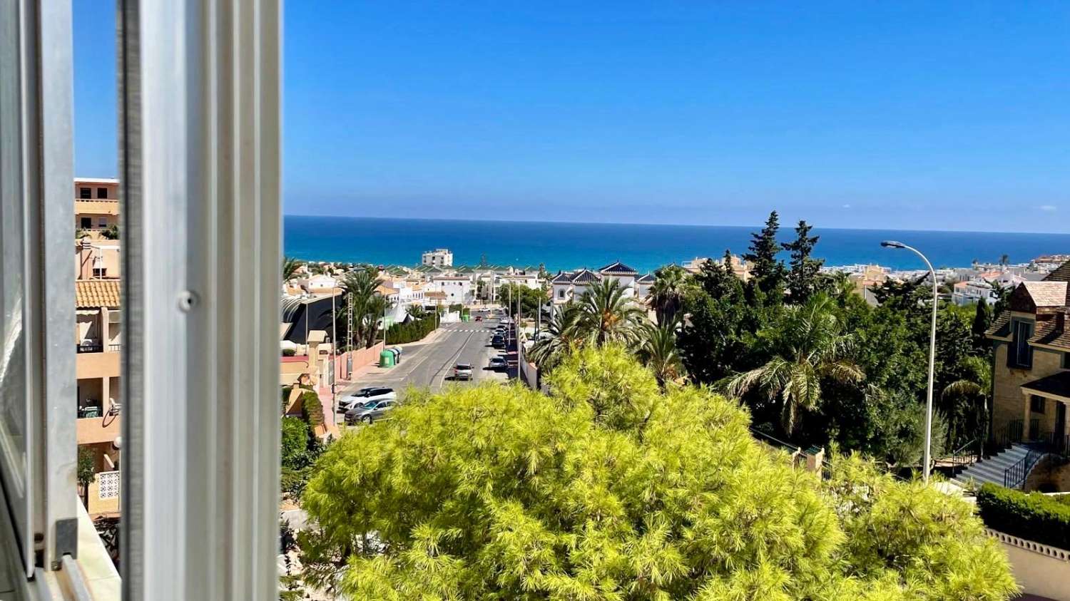 BRIGHT APARTMENT WITH SEA VIEWS FOR LONG-TERM RENT – AVENIDA TORREBLANCA, TORREVIEJA