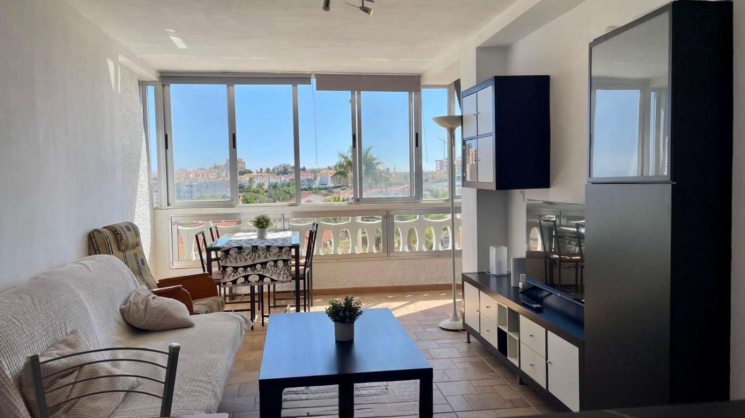 BRIGHT APARTMENT WITH SEA VIEWS FOR LONG-TERM RENT – AVENIDA TORREBLANCA, TORREVIEJA